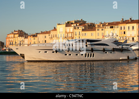 Bassin, St Tropez, Côte, namens, Frankreich, der alte Hafen von St.Tropez mit Yacht Stockfoto