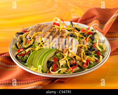 Südwesten gegrillte Hähnchen-Salat mit Salat, Avocado und Tortilla-Streifen geschnitten Stockfoto