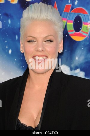 Alecia Moore (rosa) im Ankunftsbereich für glückliche Füße zwei Premiere, Graumans Chinese Theatre, Los Angeles, CA 13. November 2011. Foto von: Dee Cercone/Everett Collection Stockfoto