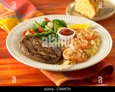 Lende und gegrillte Garnelen Abendessen über Reis serviert mit Gemüse Stockfoto