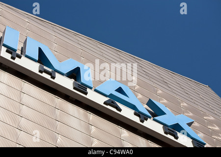 IMAX Filmtheater-Fassade. Die Edelstahl-Verkleidung und das Zeichen für das Großformat-Theater befindet sich auf der Boston Waterfront. Stockfoto