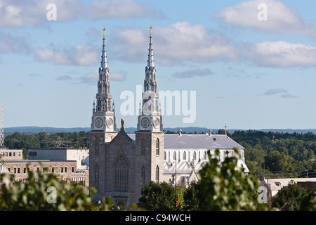 Kathedrale Notre-Dame-Basilika. Ein Ottawa Wahrzeichen im Herzen von Lowertown, von Parliament Hill gesehen. Stockfoto