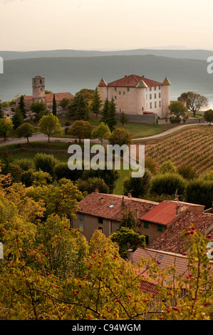 französische Schloss im Dorf Aiguines mit Blick auf Lac de Sainte Croix, Frankreich, Provence, Stockfoto