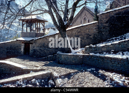 Alte Hand gebaut, Steinmauern und Wege eines Klosters in dem kleinen Bergdorf Metsovo, Griechenland Stockfoto