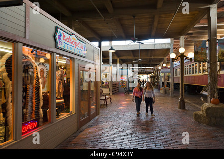 Geschäfte in Stockyards Station auf Exchange Avenue, Stockyards District, Fort Worth, Texas, USA Stockfoto