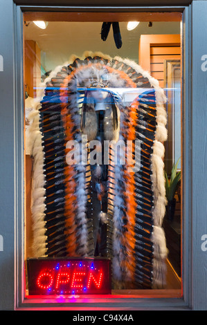 Indianer Kopfschmuck in einem Schaufenster, Stockyards Station auf Exchange Avenue, Stockyards District, Fort Worth, Texas, USA Stockfoto