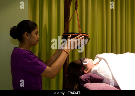 Bäder: Ayurlly Ayurvedic Spa [formal Mayoory Ayurvedic Spa] - Shirodhara Öl-Behandlung Stockfoto