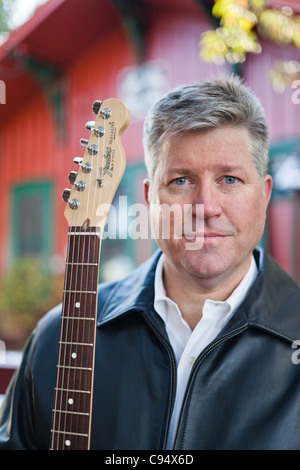 Ein Musiker stellt mit seinem 1990 Fender e-Gitarre Stockfoto