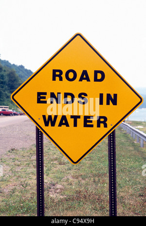Straße Zeichen liest "Straße endet im Wasser" Stockfoto