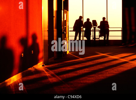 Blick auf den Sonnenuntergang von Touristen den Willis Tower (vorherige Sears Tower), Chicago, Illinois, USA Stockfoto