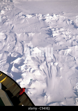 Ökotouristische Uhren als russischer Eisbrecher Kapitan Khlebnikov Kräfte seinen Weg durch das Packeis im Rossmeer, Antarktis Stockfoto