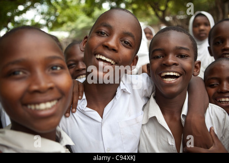 Studenten stellen gemeinsam im Hof der Mjimpya Primary School in Dar Es Salaam, Tansania. Stockfoto