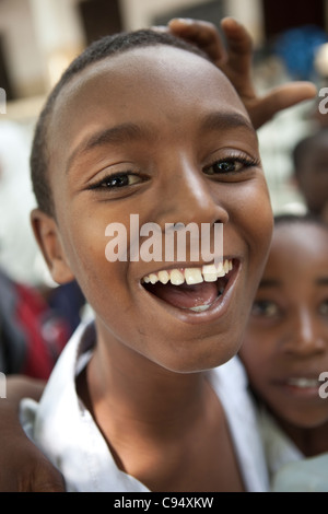 Studenten stellen gemeinsam im Hof der Mjimpya Primary School in Dar Es Salaam, Tansania. Stockfoto