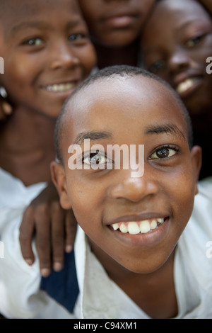 Studenten stellen gemeinsam im Hof der Mjimpya Primary School in Dar Es Salaam, Tansania. Stockfoto