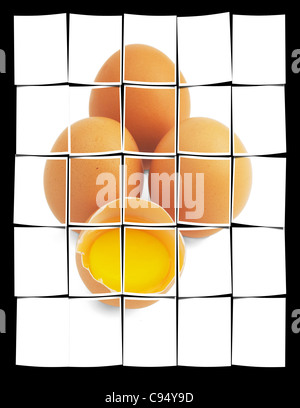 vier Eiern, eine offene, isoliert auf weißem Hintergrund Stockfoto