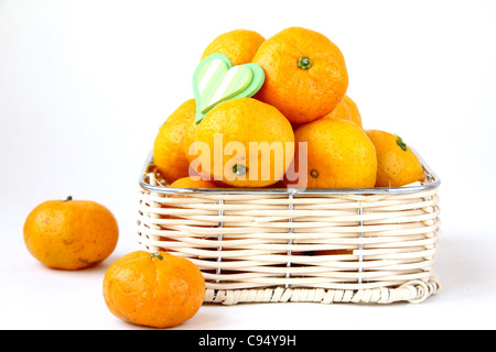 Mandarin-Orangen auf einem weißen Hintergrund Stockfoto