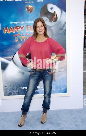 Marcia Gay Harden im Ankunftsbereich für glückliche Füße zwei Premiere, Graumans Chinese Theatre, Los Angeles, CA 13. November 2011. Foto von: Michael Germana/Everett Collection Stockfoto