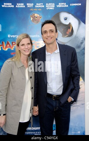 Katie Wright, Hank Azaria im Ankunftsbereich für glückliche Füße zwei Premiere, Graumans Chinese Theatre, Los Angeles, CA 13. November 2011. Foto von: Michael Germana/Everett Collection Stockfoto