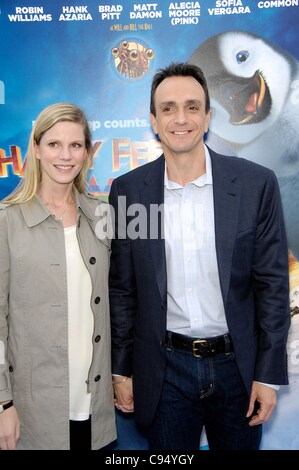 Katie Wright, Hank Azaria im Ankunftsbereich für glückliche Füße zwei Premiere, Graumans Chinese Theatre, Los Angeles, CA 13. November 2011. Foto von: Michael Germana/Everett Collection Stockfoto