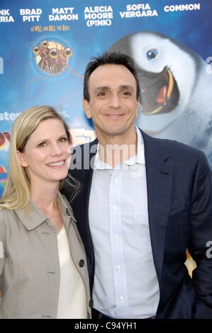 Katie Wright, Hank Azaria im Ankunftsbereich für glückliche Füße zwei Premiere, Graumans Chinese Theatre, Los Angeles, CA 13. November 2011. Foto von: Michael Germana/Everett Collection Stockfoto