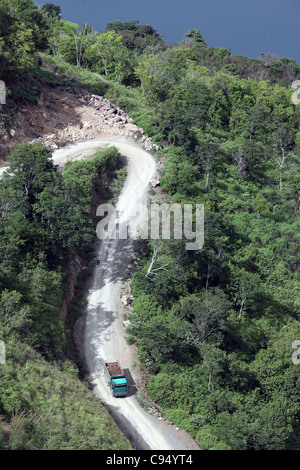 Steinbruch LKW auf steilen Serpentinen. Lake Toba, Sumatra, Indonesien, Südostasien, Asien Stockfoto