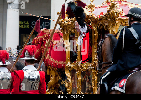 Der Lord Mayor Show (Stadtrat David Wootton) übergibt St. Pauls Cathedral und der Protest besetzen London, The City of London. Stockfoto