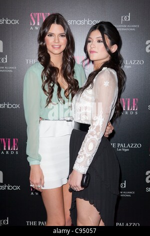 Kendall Jenner, Kylie Jenner im Ankunftsbereich für 2011 Hollywood Style Awards, Smashbox Studios in West Hollywood, Los Angeles, CA 13. November 2011. Foto von: Emiley Schweich/Everett Collection Stockfoto