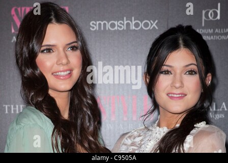 Kendall Jenner, Kylie Jenner im Ankunftsbereich für 2011 Hollywood Style Awards, Smashbox Studios in West Hollywood, Los Angeles, CA 13. November 2011. Foto von: Emiley Schweich/Everett Collection Stockfoto