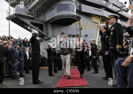 SAN DIEGO (11. November 2011) Sideboys Rendern Ehren Präsident Barak Obama und First Lady Michelle Obama vor dem Start von Quicken Loans Träger klassischen Basketball-Spiel auf dem Flugdeck des Flugzeugträgers USS Carl Vinson (CVN-70). Carl Vinson veranstaltet Michigan State University und der Stockfoto