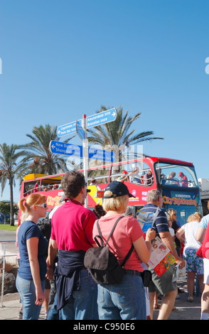 Oben offene City Sightseeing Bus im Parque Santa Catalina in Las Palmas, Gran Canaria, Kanarische Inseln, Spanien Stockfoto