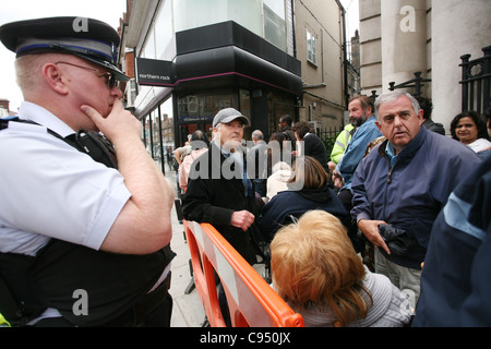 Kunden in die Warteschlange außerhalb Northern Rock in Golders Green Zweig zurückzuziehen Einsparungen, London England, UK. Foto: Jeff Gilbert Stockfoto