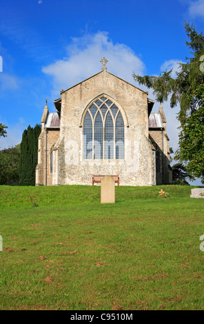 Das Ostfenster der Pfarrei Kirche St Mary in Studium, Norfolk, England, Vereinigtes Königreich. Stockfoto