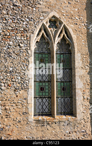 Ein Beispiel für ein Glasfenster und Maßwerk in der Pfarrei Kirche St Mary in Studium, Norfolk, England, Vereinigtes Königreich. Stockfoto