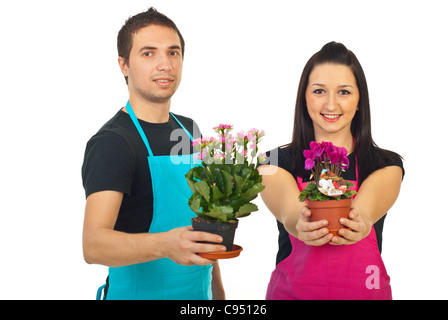 Zwei Floristen hält Blumen in Töpfen zu verkaufen isoliert auf weißem Hintergrund Stockfoto