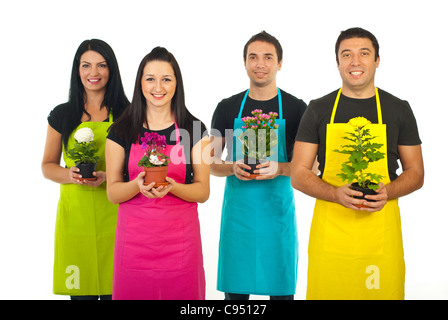 Team von vier Gärtner, Arbeiter in bunten Schürzen mit Blumen Töpfe isoliert auf weißem Hintergrund Stockfoto