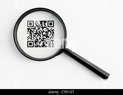 QR-Code unter einem Vergrößerungsglas mit isolierten Hintergrund Stockfoto
