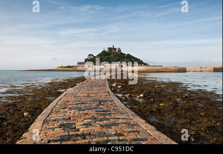 St Michael's Mount, Marazion, Penzance, Cornwall, UK. Der Damm bei Ebbe, von Marazion auf dem Festland gesehen Stockfoto