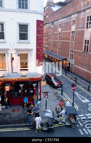 Blick vom Obergeschoss auf der Coach und Pferde Pub in Soho in London. Stockfoto