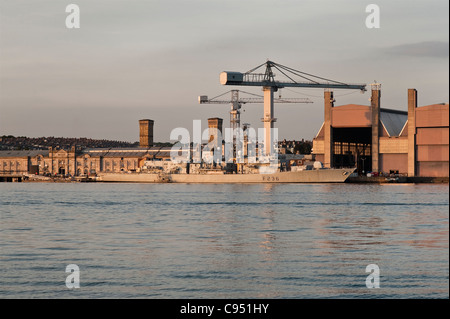 Die Devonport Royal Dockyard, Plymouth, Devon, UK mit HMS Montrose, einer Typ 23 Fregatte der Royal Navy Stockfoto