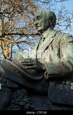Die Bronzestatue des Dorset Schriftstellers Thomas Hardy, befindet sich in Dorchester, seine geliebte Heimatstadt. Erstellt von Eric Kennington RA England, UK. Stockfoto