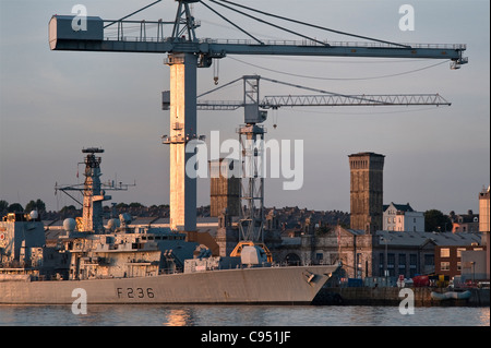 Die Devonport Royal Dockyard, Plymouth, Devon, UK mit HMS Montrose, einer Typ 23 Fregatte der Royal Navy Stockfoto