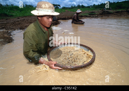 Edelstein-Bergbau in der ehemaligen Khmer Rouge-Hochburg von Pailin an der Grenze Kambodscha/Thailand. Stockfoto