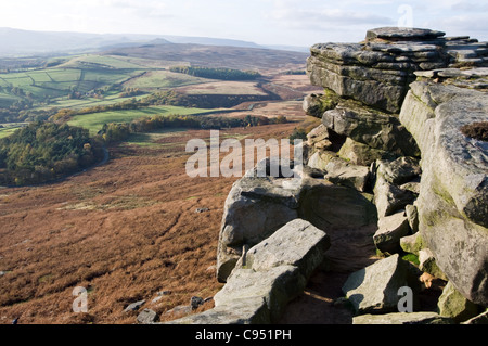 Stanage Edge Gritstone Felsen in der Peak District Nationalpark Derbyshire gegen blauen Himmel geschossen Stockfoto