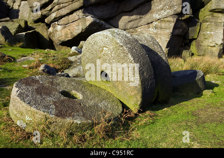 Mühlsteine bei Stanage Edge Gritstone Rocks in der Peak District Nationalpark Derbyshire gegen blauen Himmel geschossen Stockfoto