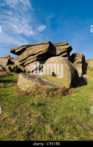 Mühlsteine bei Stanage Edge Gritstone Rocks in der Peak District Nationalpark Derbyshire gegen blauen Himmel geschossen Stockfoto