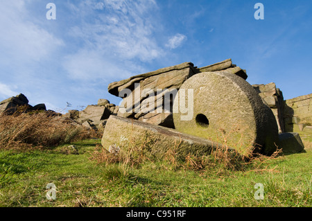 Mühlsteine bei Stanage Edge Gritstone Rocks in der Peak District Nationalpark Derbyshire gegen blauen Himmel geschossen Stockfoto