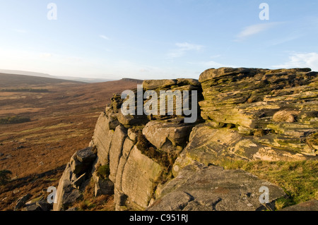 Stanage Edge Gritstone Felsen in der Peak District Nationalpark Derbyshire gegen blauen Himmel geschossen Stockfoto