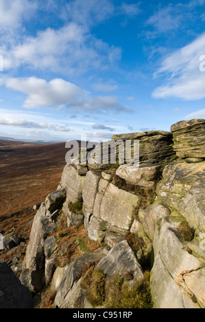 Stanage Edge Gritstone Felsen in der Peak District Nationalpark Derbyshire gegen blauen Himmel geschossen Stockfoto