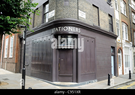 Buchhandlungen mit hölzernen Fensterläden an den Fenstern an Ecke St. Johns Square und Albemarle Weise in Finsbury, EC1 London England UK Stockfoto