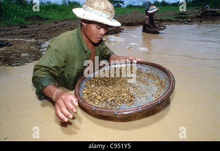 Edelstein-Bergbau in der ehemaligen Khmer Rouge-Hochburg von Pailin an der Grenze Kambodscha/Thailand. Stockfoto